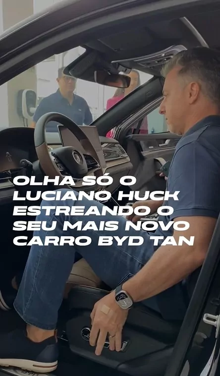 Luciano Huck surge em seu novo carro de luxo