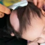 Mãe falou após avó raspar o cabelo de seu bebê
