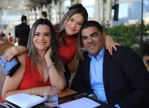 Maisa junto com o seu pai e a sua mãe