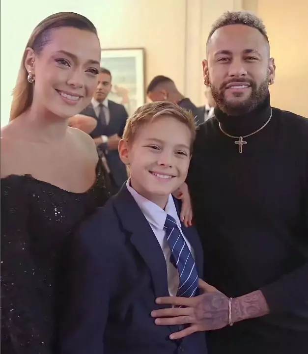 Neymar Jr junto com seu filho e com Carol Dantas