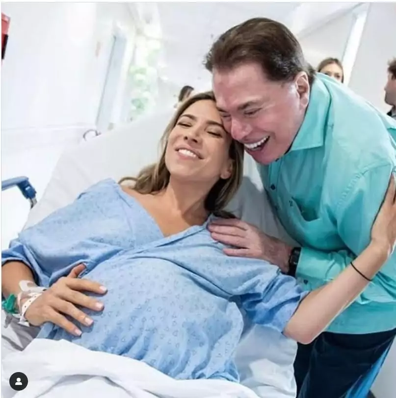 Patrícia Abravanel posa com Silvio Santos na maternidade e encanta 