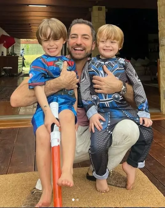 Thales Bretas posa com seus filhos com Paulo Gustavo