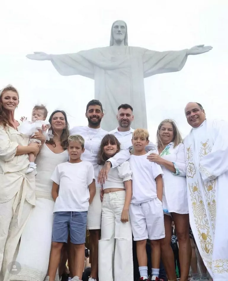 A família de Cintia e Pedro Scooby no Cristo Redentor para o batizado da Aurora