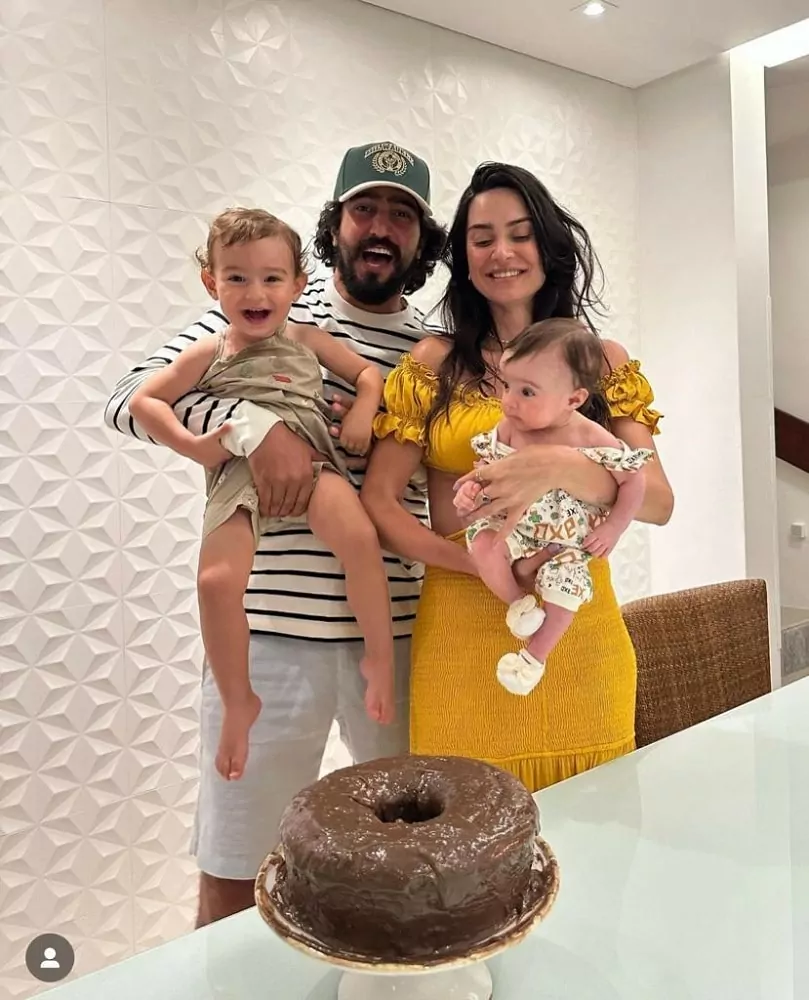 Thaila Ayala e Renato Góes com os bebês no 4º mesversário da caçula 