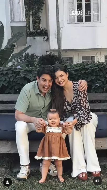 Bruno de Luca com a esposa e sua bebê nas fotos feitas para uma matéria da Revista Caras