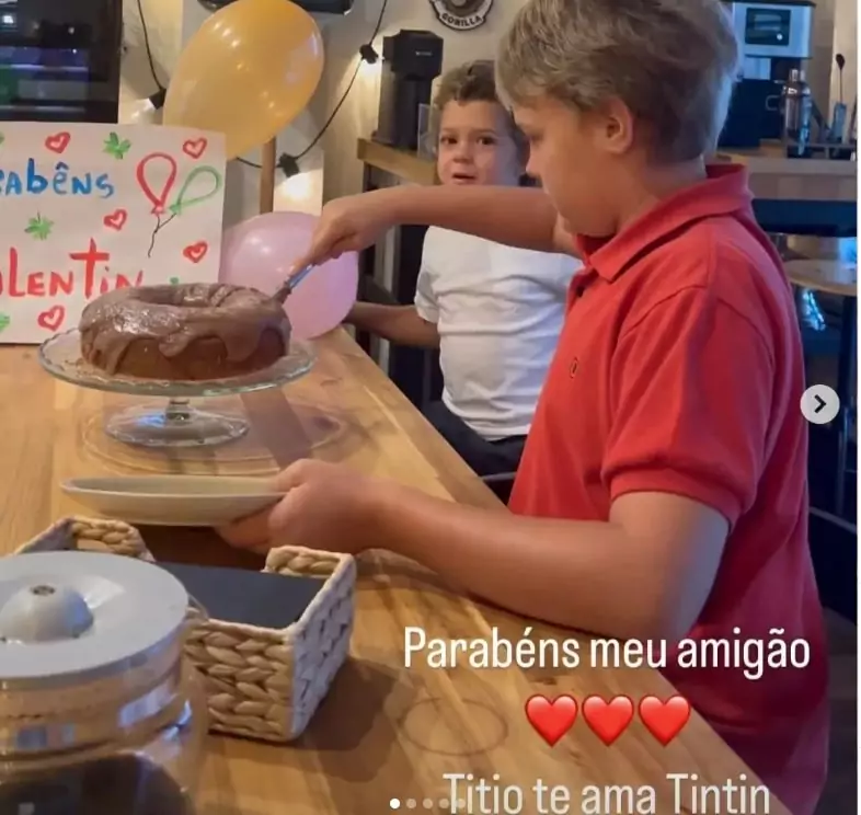 Filho de Carol Dantas celebrando o aniversário com Neymar Jr