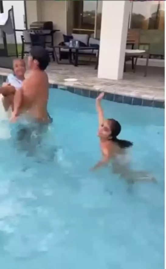 Filhas gêmeas de Ivete Sangalo e Daniel Cady surpreendem ao surgirem se divertindo com primo na piscina da mansão 
