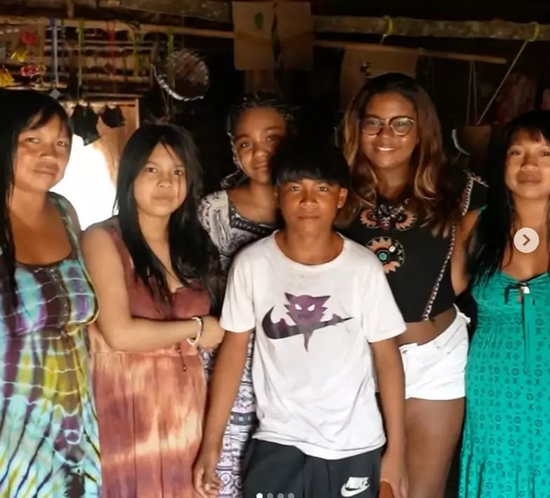 Filhas de Glória Maria com índios no Xingu