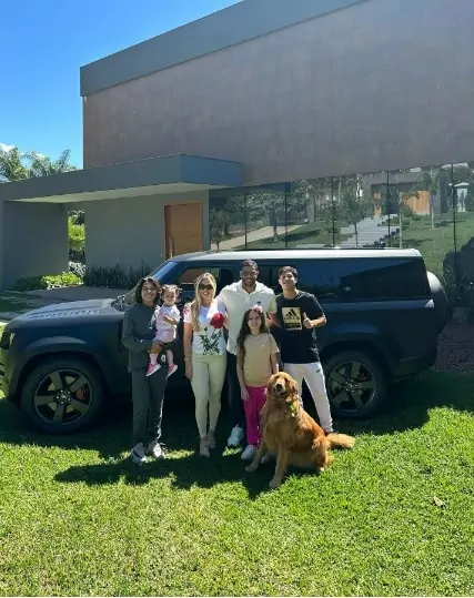 O jogador Hulk Paraíba com os filhos, a esposa e o pet da família em sua mansão luxuosa
