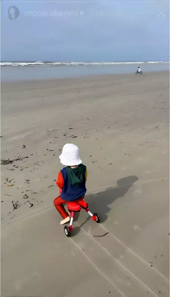 Otto, filho de Monica e Junior Lima, pedalando na praia 