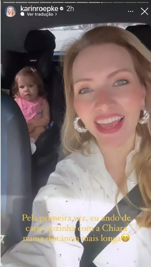 A esposa do Edson Celulari passeando de carro sozinha com a bebê do casal
