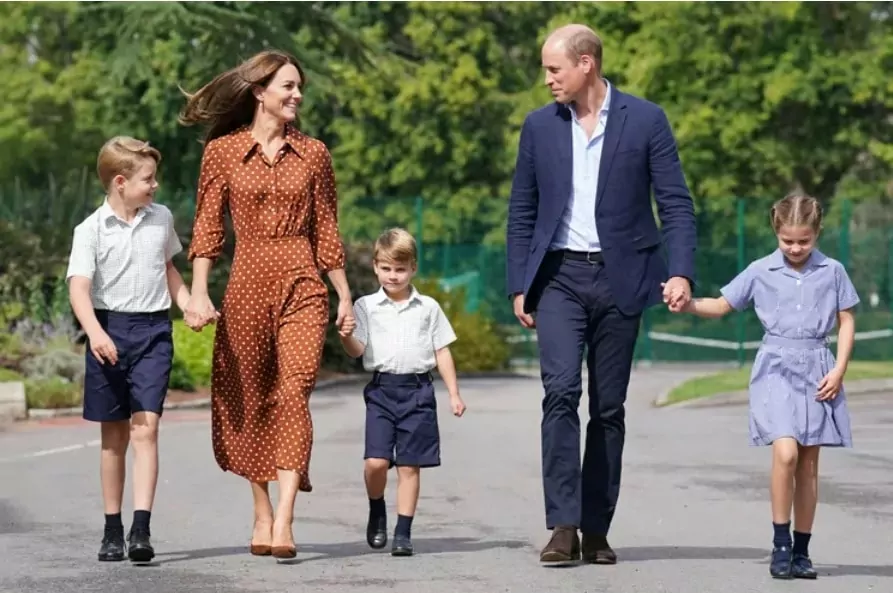 Kate Middleton e o príncipe William levando seus filhos para a escola