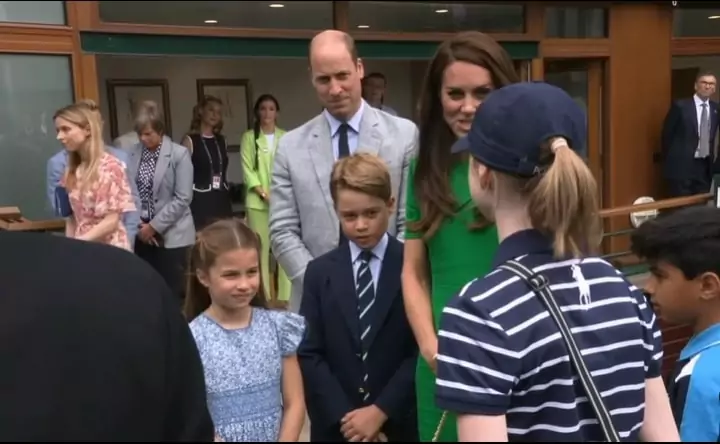Kate Middleton com seus filhos em um evento da família real