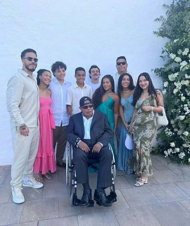 Ronaldo, o Fenômeno, com os filhos e outros convidados do casamento, em Ibiza