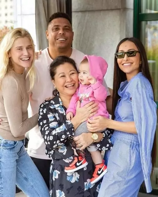 Sabrina Sato junto com a filha bebê e o ex-jogador Ronaldo