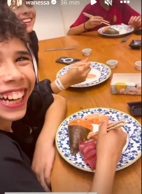 Filho de Wanessa Camargo comendo comida japonesa