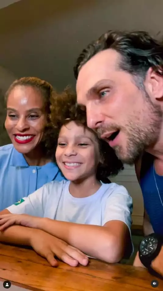Aline Wirley e Igor Rickli com Antônio conhecendo os irmãos adotivos, em uma chamada de vídeo