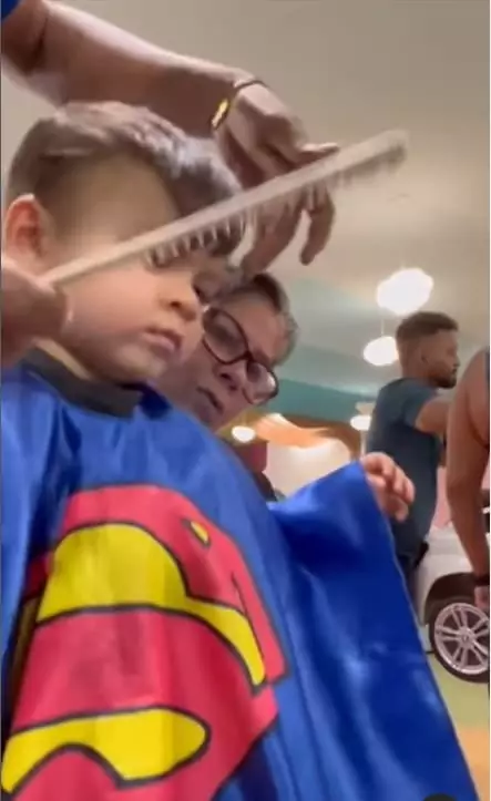 Filho de Andressa Urach cortando o cabelo