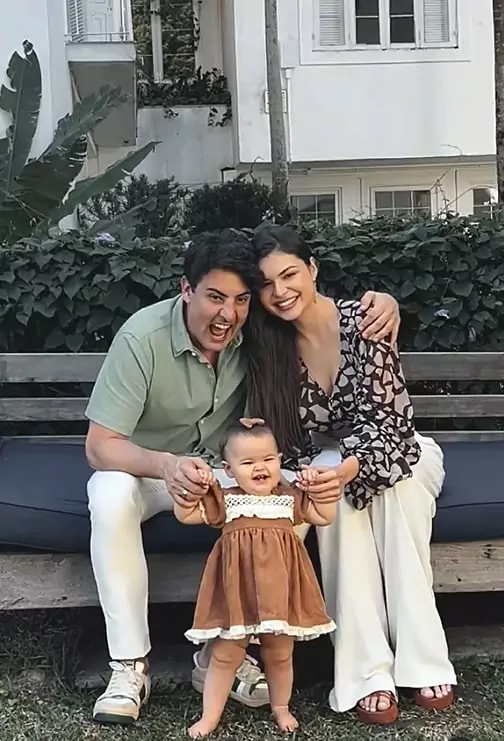 Bruno de Luca junto de sua esposa e sua filha