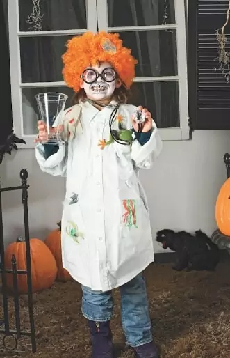 Com a camisa do papai, uma peruca e uma boa maquiagem seu filho pode virar um cientista maluco