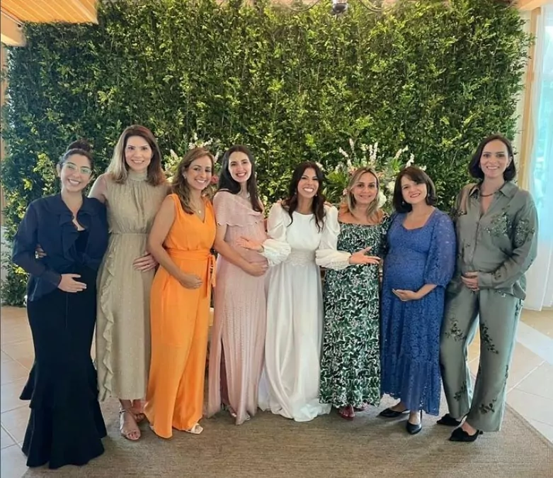 Esposa de Juliano Cazarré grávida e com outras gestantes