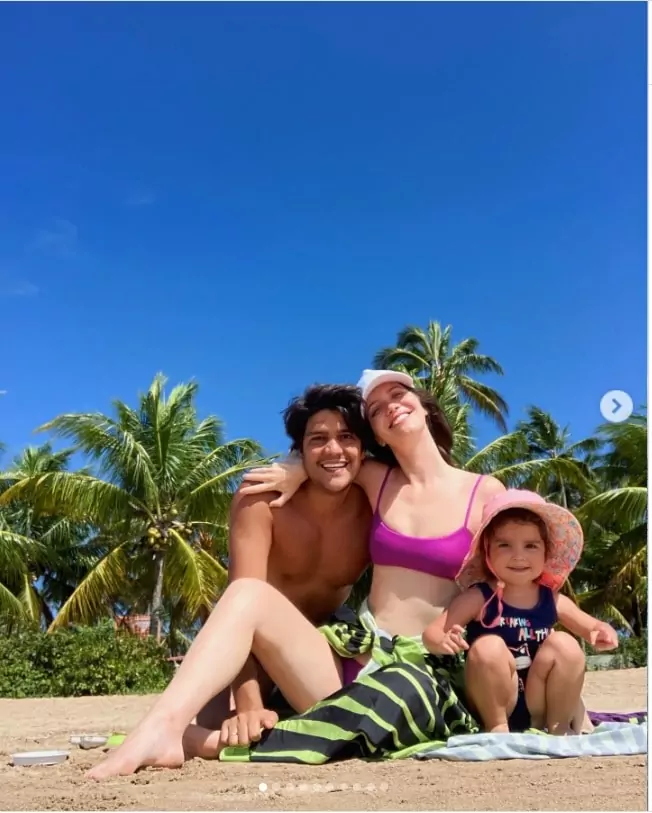 Nathalia Dill surge com sua filha e seu marido em praia de Alagoas e encanta 