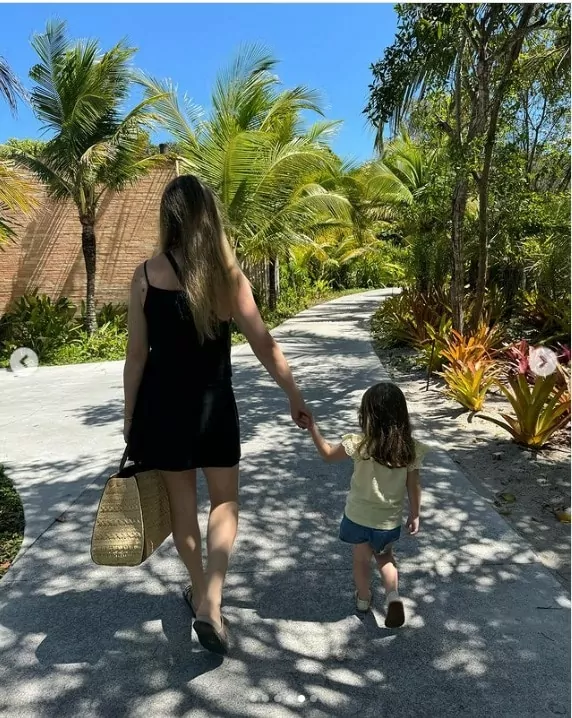 Esposa de Tiago Leifert surge com sua filha em passeio no praia e impressiona