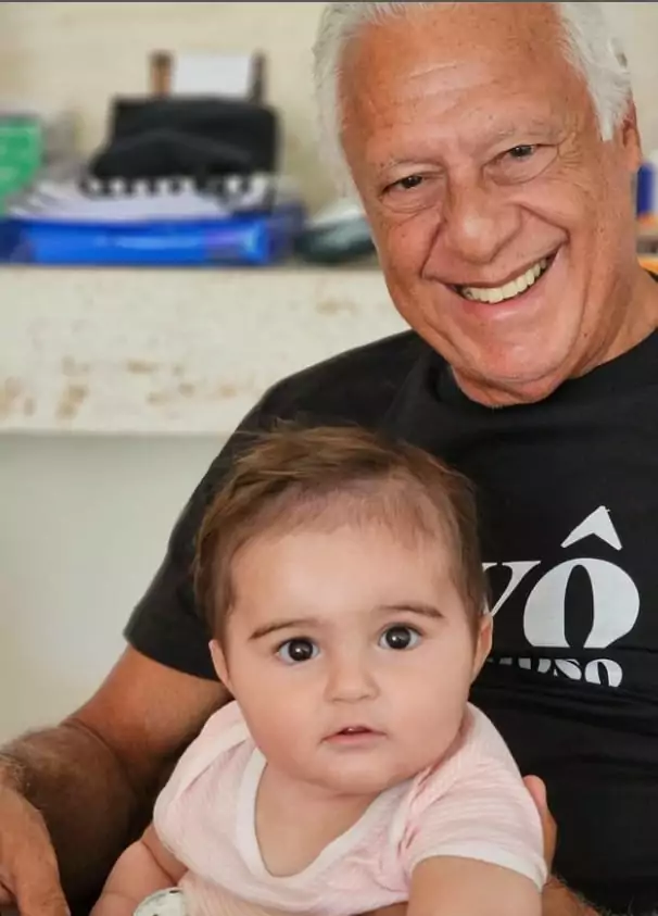 Antônio Fagundes posa com sua netinha pela primeira vez