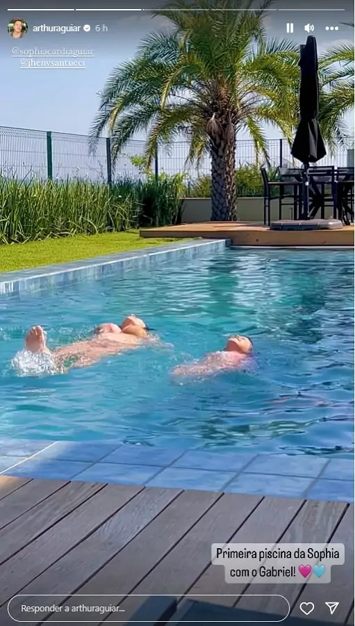 A filha de Maíra Cardi e Arthur Aguiar nadando com o irmãozinho e Jheny