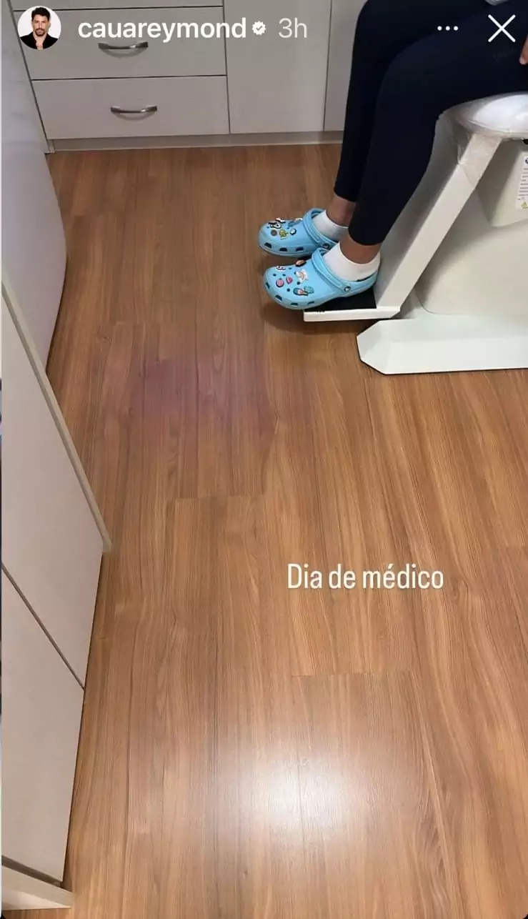 Cauã Reymond mostra filha em visita ao médico em meio a declarações de ex