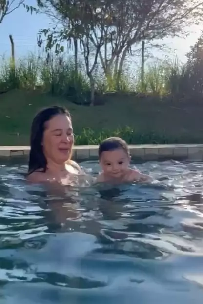 Claudia Raia e Jarbas Homem de Mello mostram seu filho nadando