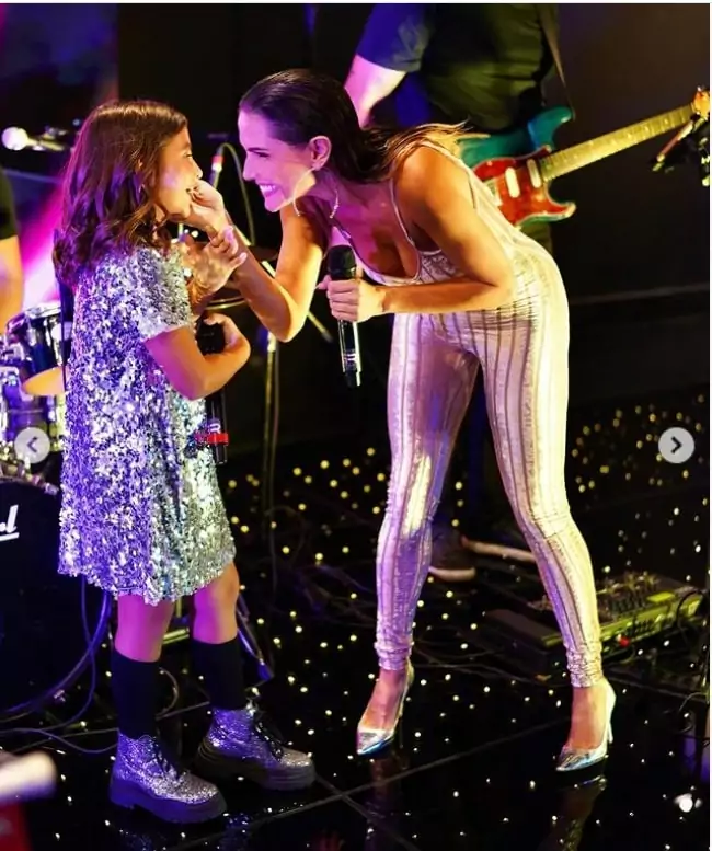 Deborah Secco surge com sua filha no palco na sua festa de aniversário e impressiona