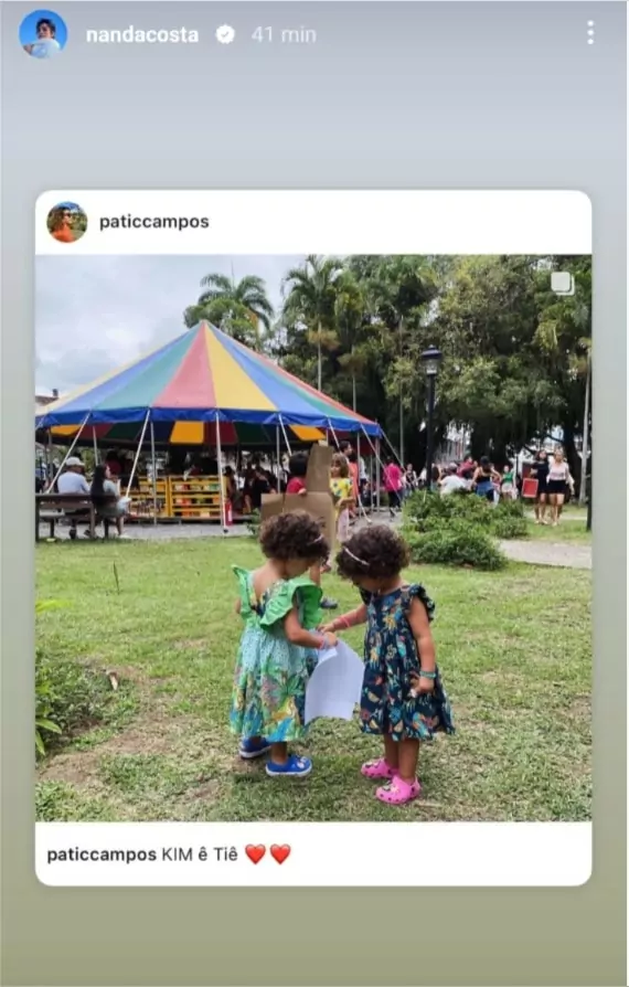 Filhas gêmeas de Nanda Costa surgem juntas brincando em parque em Paraty impressionam