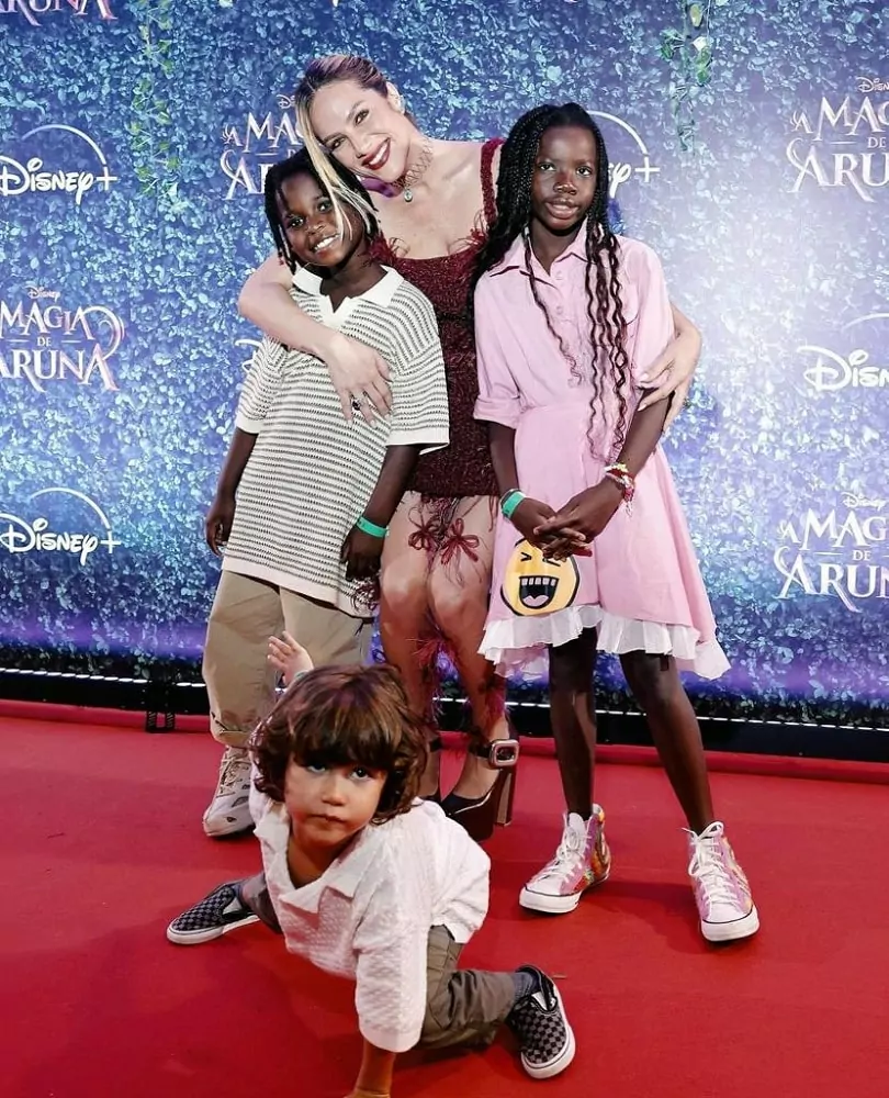 Giovanna Ewbank acompanhada dos filhos na pré-estreia da série