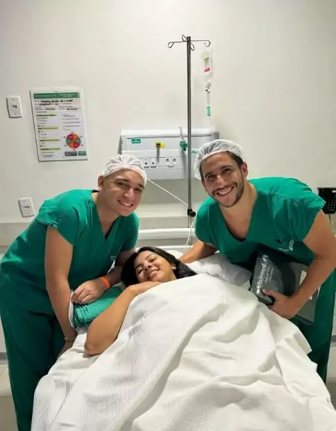 João Gomes posa com sua namorada grávida e diz ter dado tudo certo em procedimento