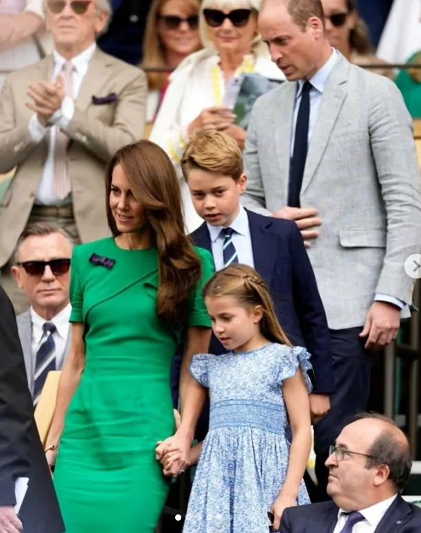 Kate Middleton com seus outros dois filhos