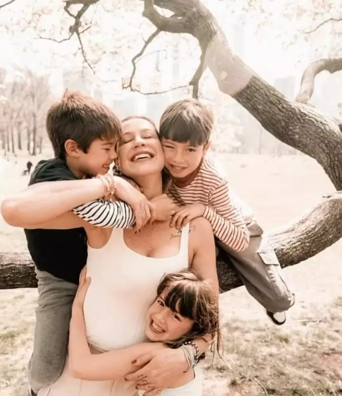 Luana Piovani posa com seus filhos