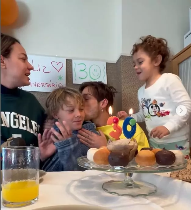 Carol Dantas com o filho com Neymar no aniversário do marido