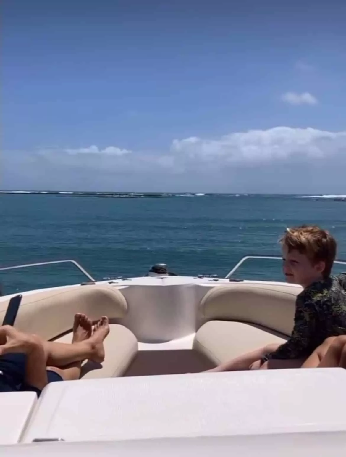 Thales exibe seus filhos com Paulo Gustavo em passeio de barco