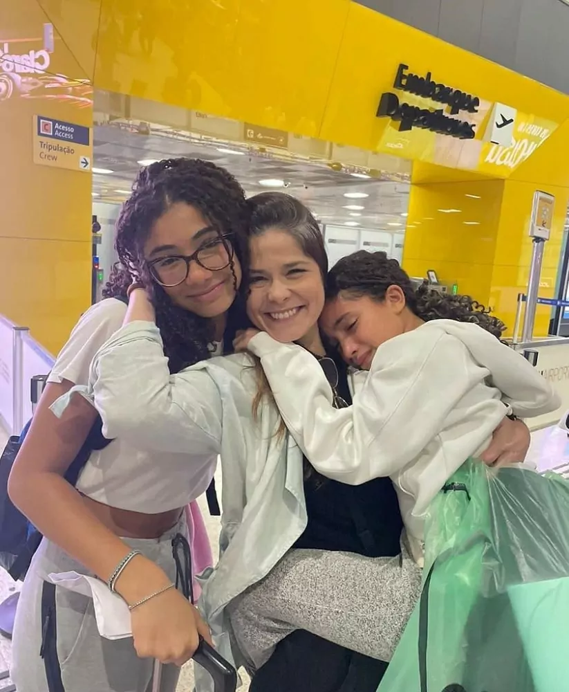 A atriz Samara Felippo se despedindo da filha mais velha no aeroporto