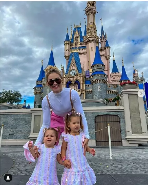 Virgínia Fonseca posa com as filhas em parque de diversões nos EUA e impressiona 
