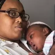 Mãe com a bebê que teve danos cerebrais pela fórmula