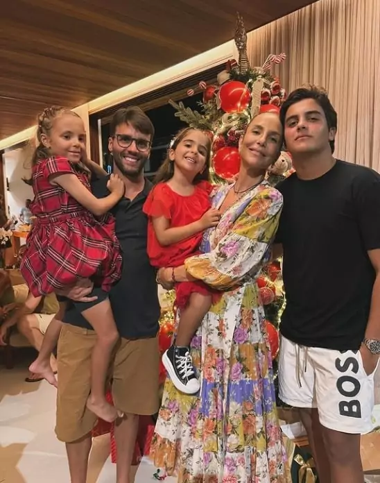 Daniel Cady e Ivete Sangalo em casa com os três filhos 