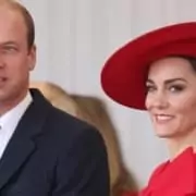 Kate Middleton e seus filhos organizaram roupinhas de bebê