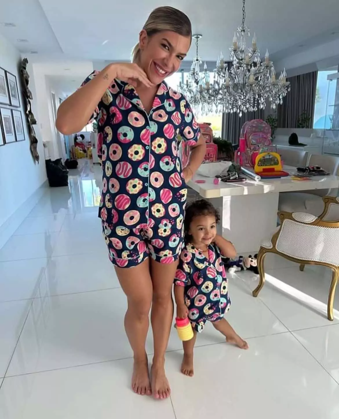 Filha de Léo Santana faz pose ao lado de Lorena Improta usando pijamas iguais