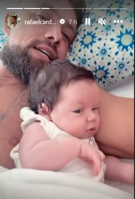 Rafael Cardoso com a filha recém-nascida