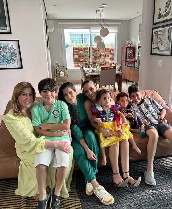 Wanessa Camargo junto com seus filhos, sobrinhos e Zilu
