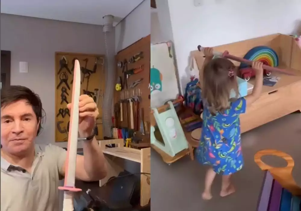 Xororó mostrando sua neta Lara com o brinquedo que fez a ela