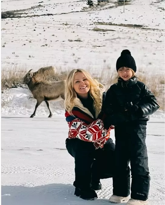Eliana surge com sua filha em safari na neve