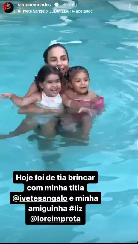 Ivete Sangalo posa com as filhas de Simone Mendes e Lorena Improta na piscina e impressiona 